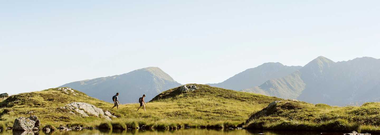 Der kurze Abstecher zu einem kleinen Bergsee lohnt sich auf jeden Fall. 