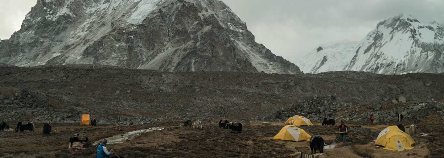 Das Basislager am Lunag Ri mit dem Himalaya Gebirge im Hintergrund