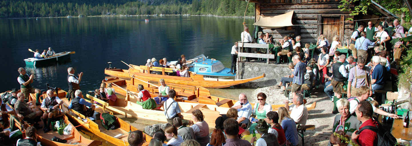 Bei der Lechthütte am Seeufer wird aufgespielt