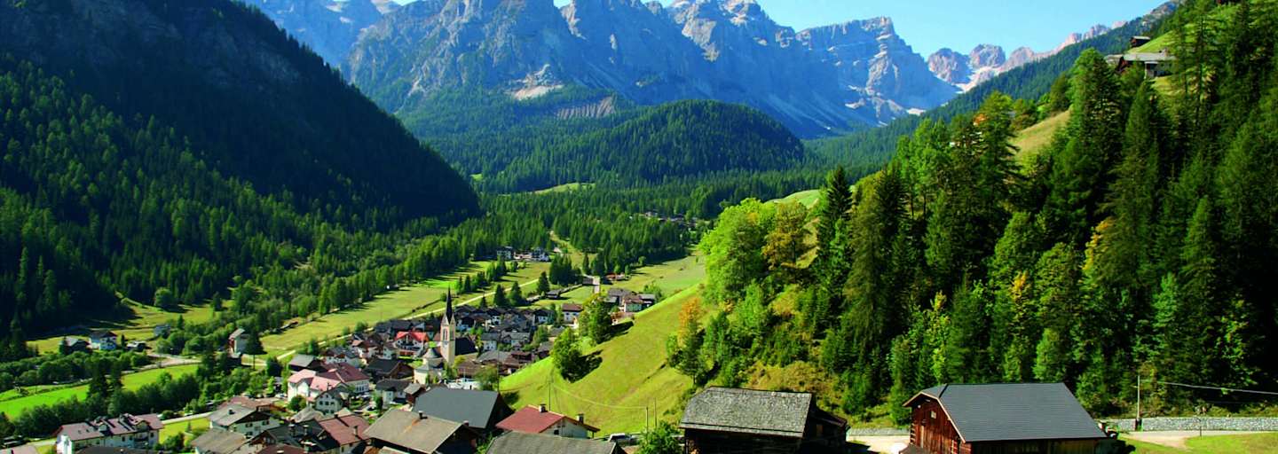 Lungiarü am Eingang zum Naturpark Puez-Geisler im Dolomiten UNESCO Welterbe