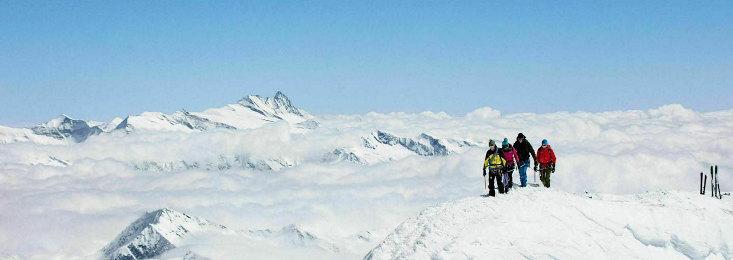 Am Gipfelgrat des Großvenedigers, im Hintergrund der Großglockner