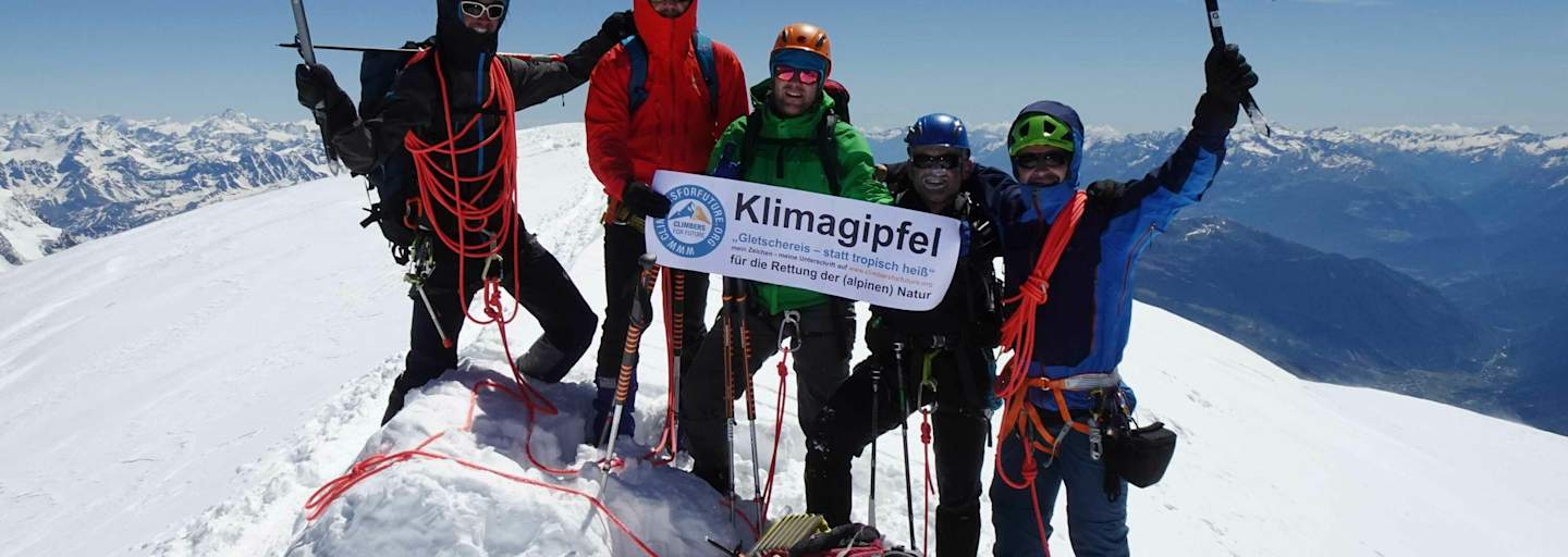 Die Gründer der Initiative climbersforfuture.com auf dem Gipfel des Mont Blanc