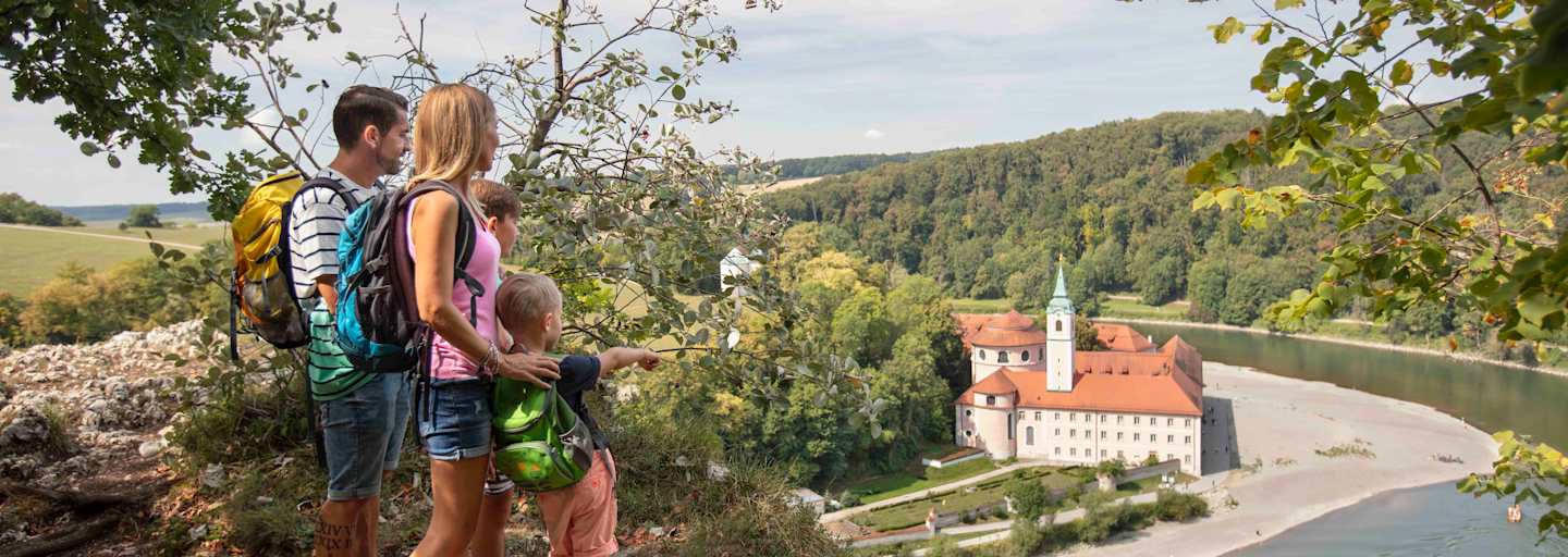 Blick vom Jurasteig auf das Kloster Wellenberg am Donaudurchbruch