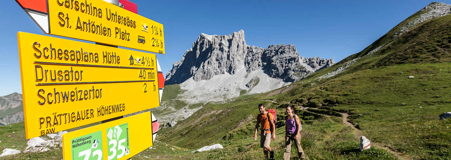 Wandern im Bergsteigerdorf St. Antönien in Graubünden in der Schweiz. 
