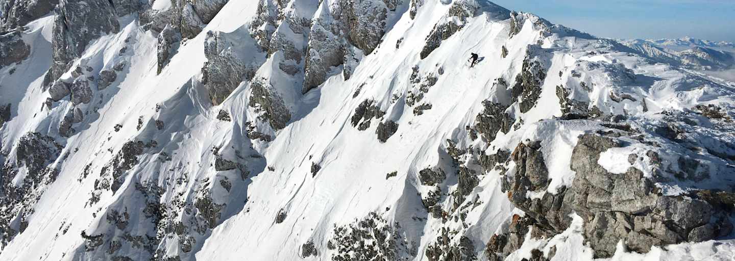 Skifahrer in einer steilen Flanke am Schneeberg in Niederösterreich