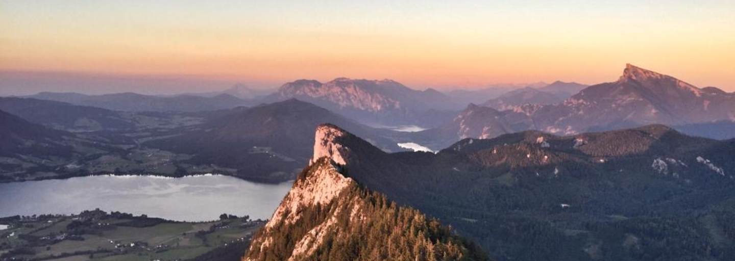 Abendstimmung am Schober (1.328 m) in den Salzkamergut-Bergen mit Blick auf die Drachenwand und den Mondsee 