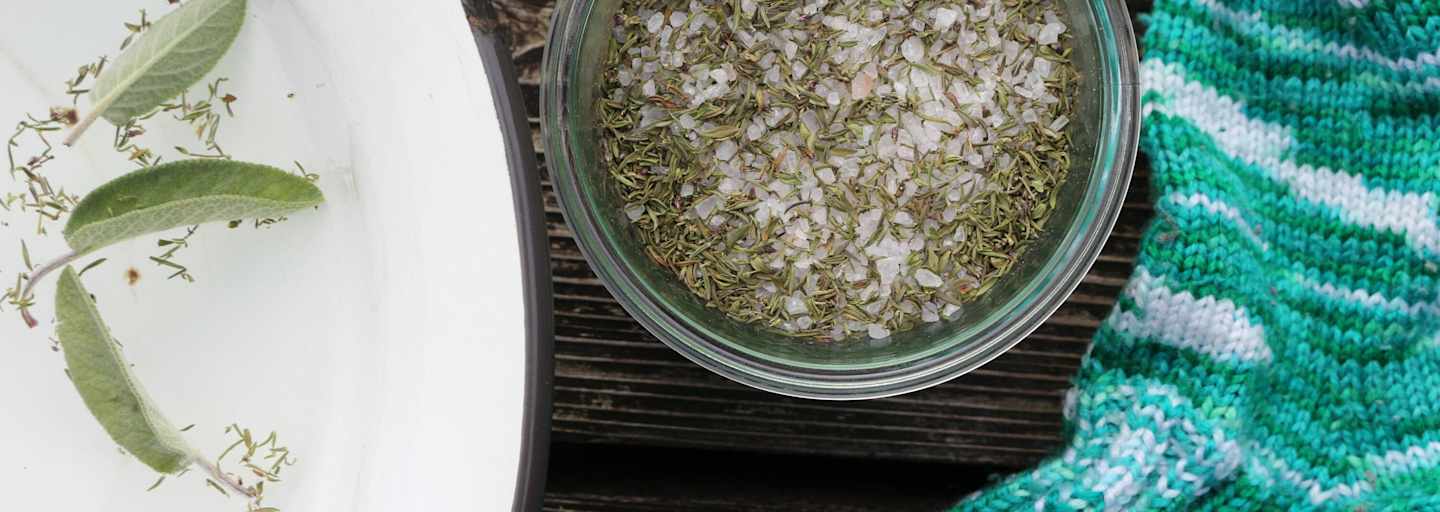 Selbstgemachtes Kräuter-Fußbad