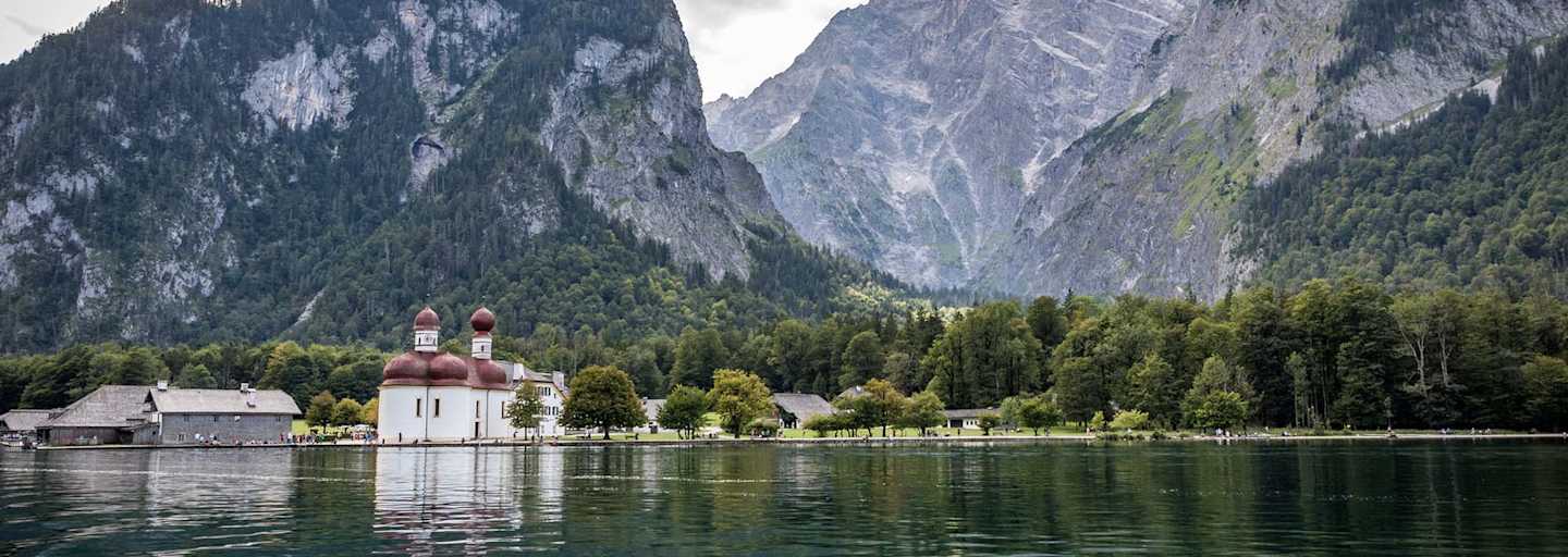Der Blick auf die Wallfahrtskirche St. Bartholomä auf der Halbinsel Hirschau im Königssee