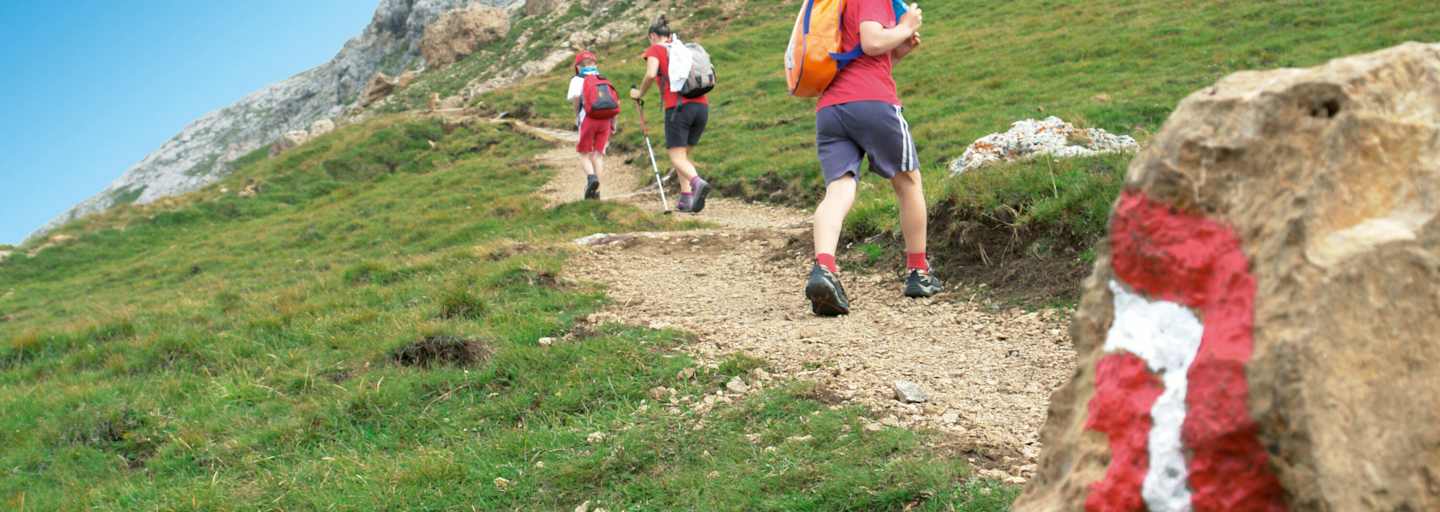 Kinder wandern in den Dolomiten