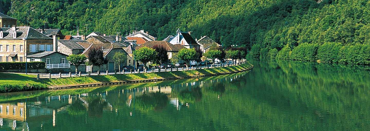 Malerisch liegen die Häuser von Monthermé am Ufer der Maas.