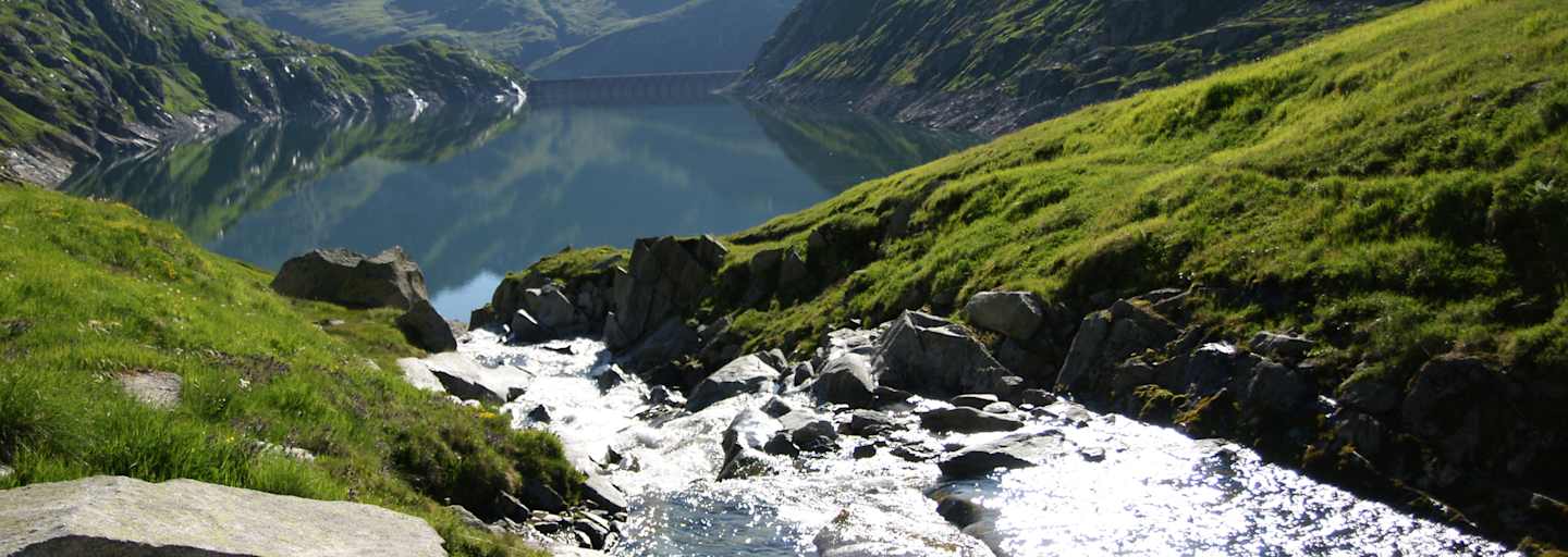 Die Reussquelle fliesst in den Lucendro Stausee