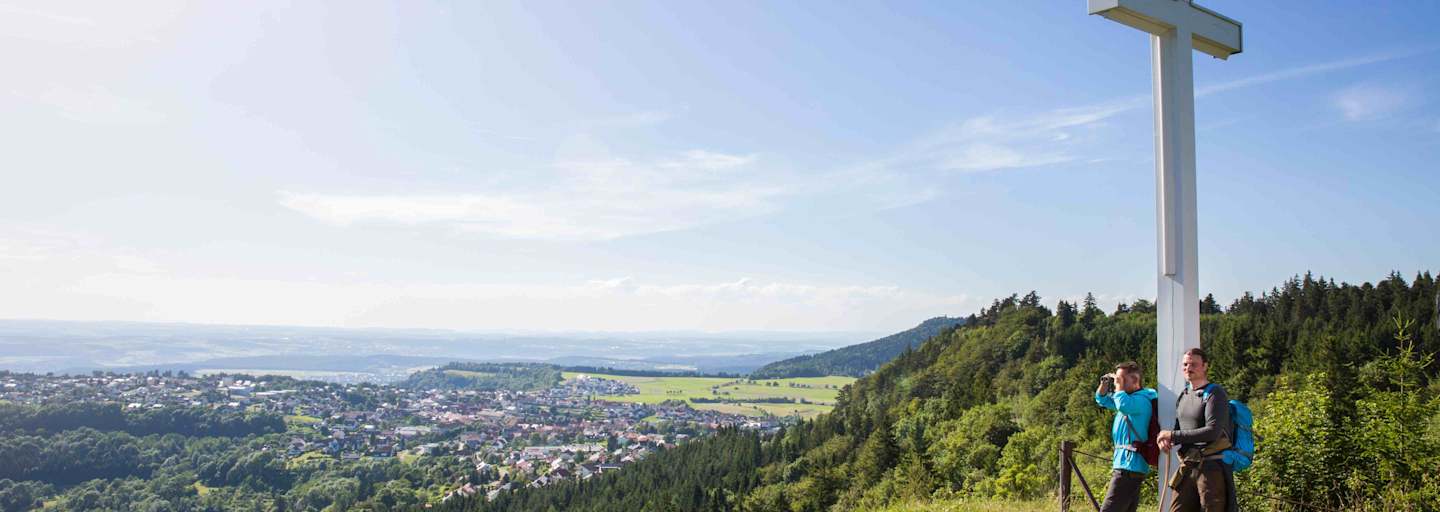 Am Donauberglandweg - Wanderer am Aussichtsberg Kehlen