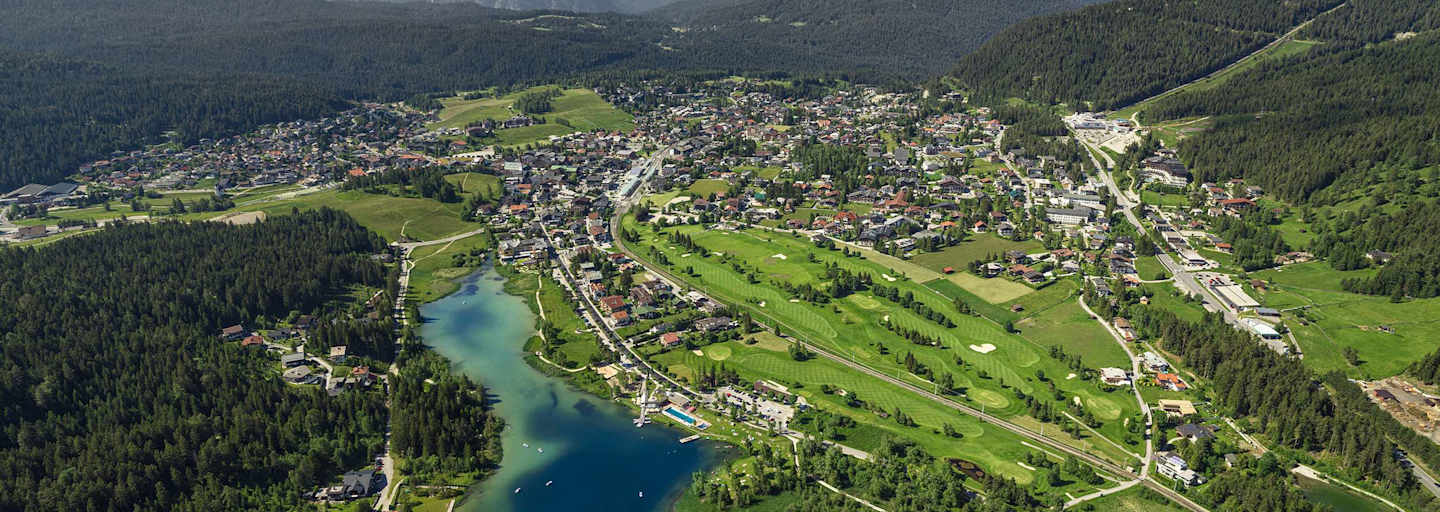 Blick auf Seefeld in Tirol mit Wildsee und Golfplatz