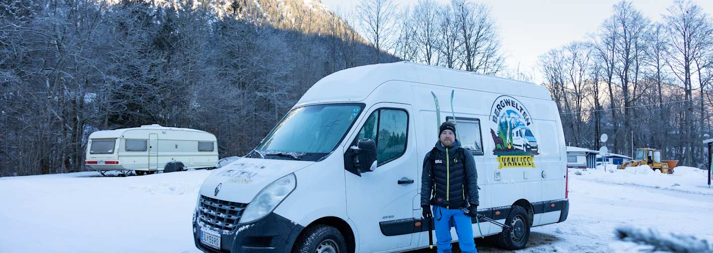 Bergwelten-Redakteur Daniel Kubera mit dem Bergwelten-Van