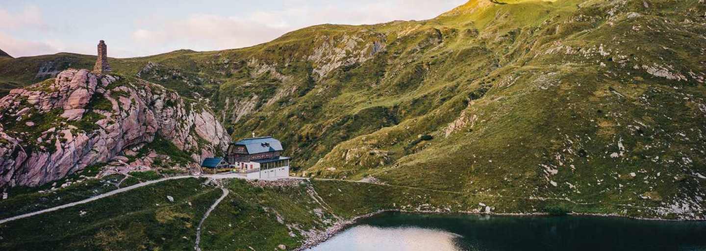 Der Wolayersee mit der Wolayerseehütte (1.951 m) im sanften Abendlicht