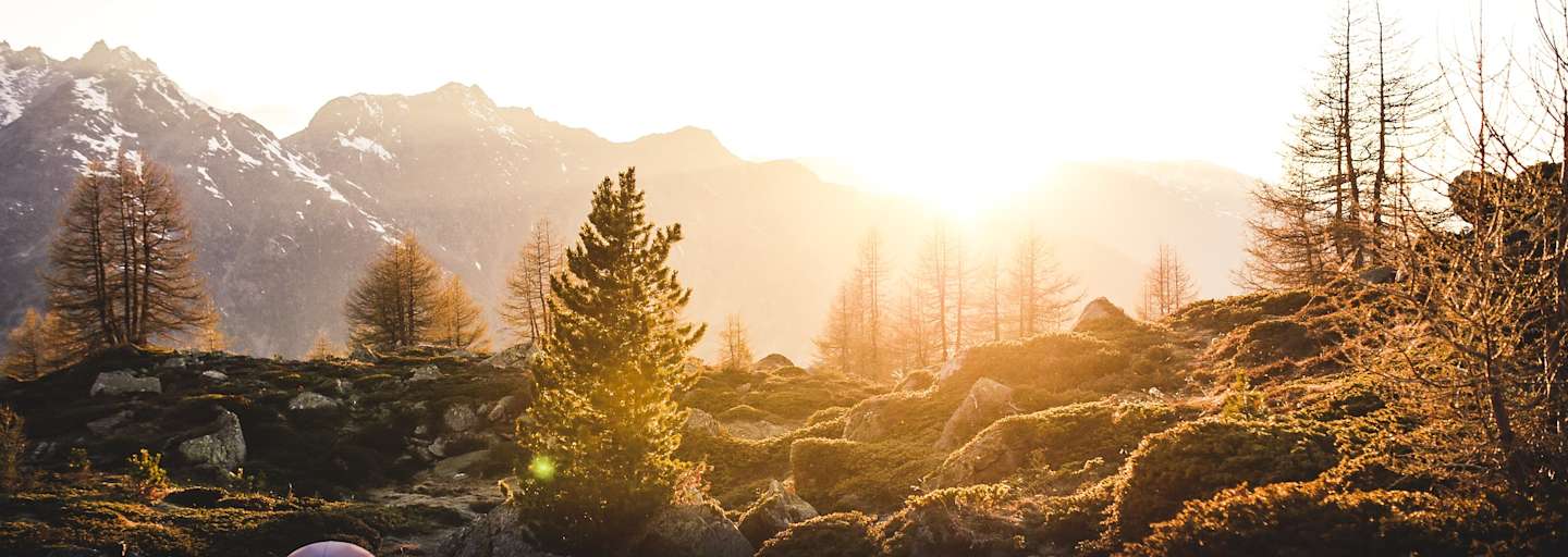 Zelt bei Sonnenuntergang in den Bergen