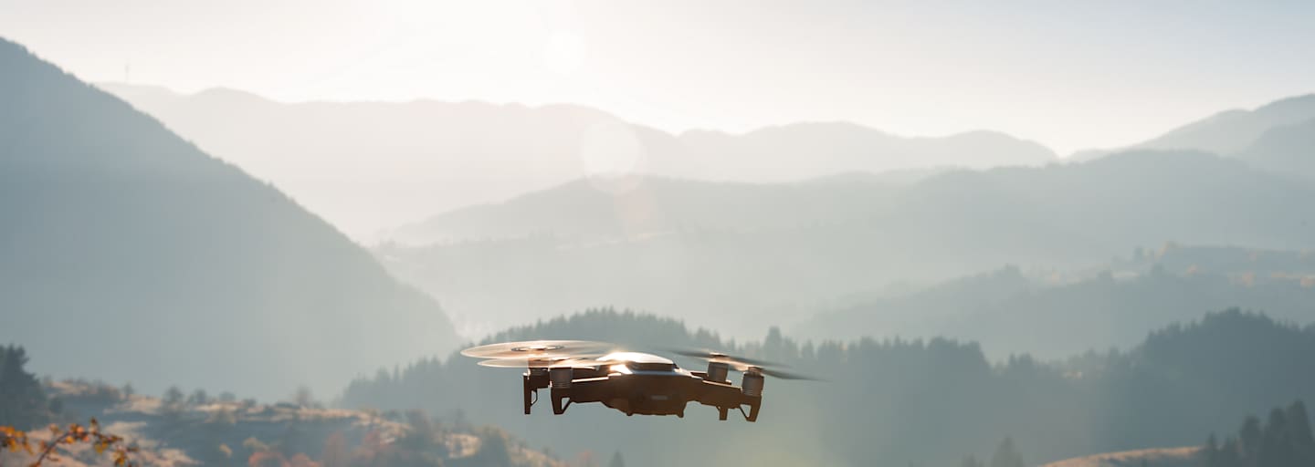 Drohnenflug in den Bergen Bestimmungen