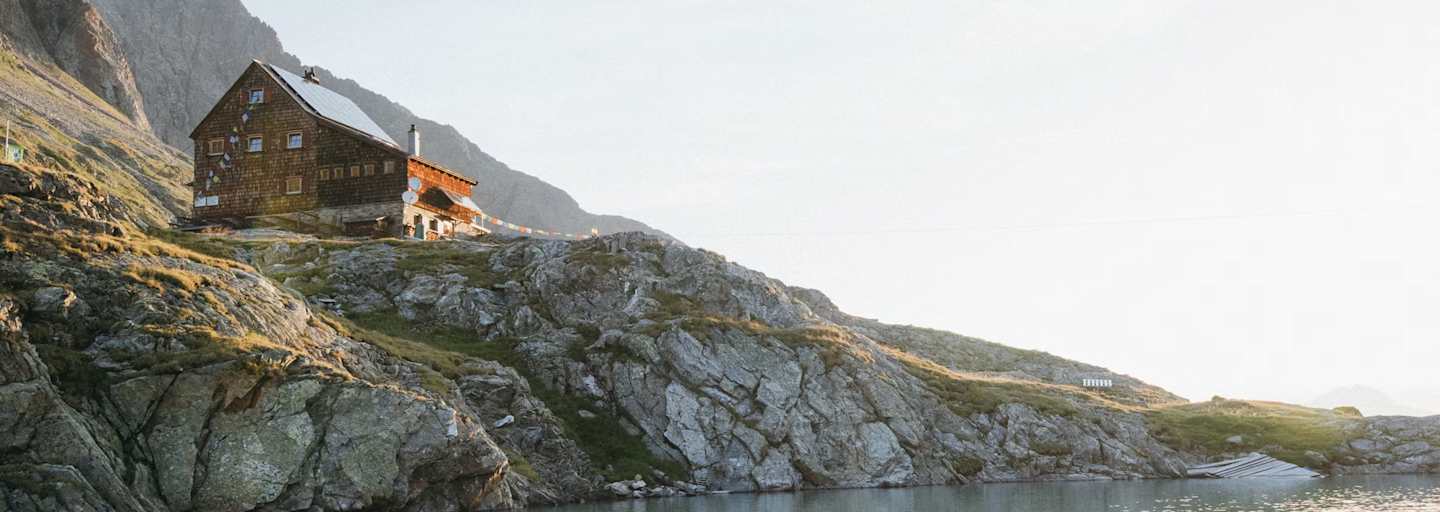 Am Ufer des Gradensees steht die Adolf-Noßberger-Hütte. 