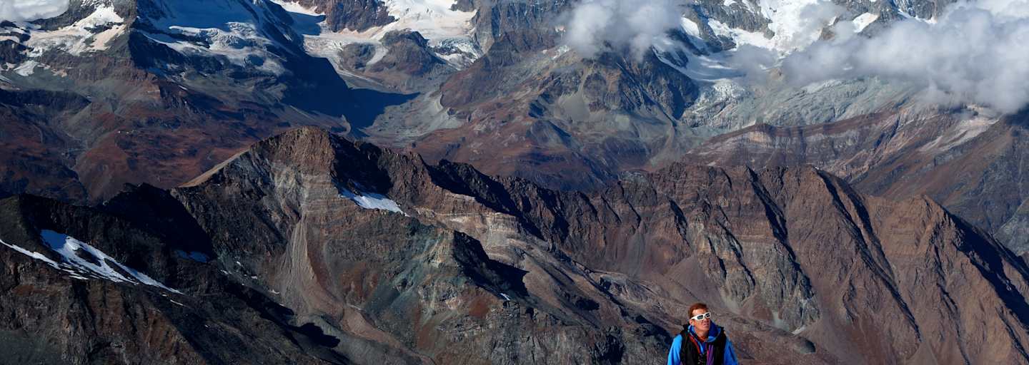 Bergführer im Aufstieg aufs Allalinhorn in der Schweiz