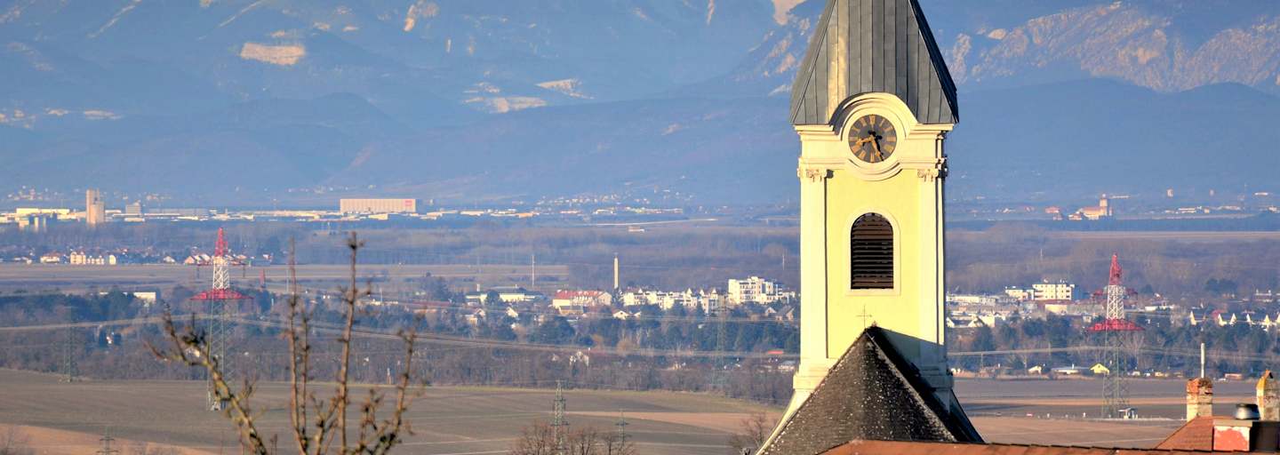 Die Pfarrkirche Hornstein am Westhang des Leithagebirges mit Blick zum Schneeberg