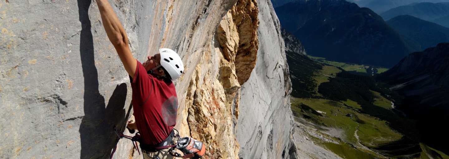 Südwand der Schüsselkarspitze im Tiroler Wettersteingebirge ist berühmt-berüchtigt für ihre anspruchsvollen Alpinrouten