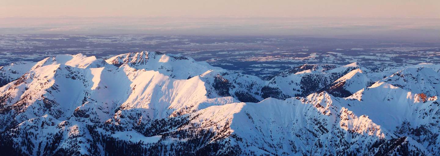 Bayern: Blick in die Ammergauer Alpen mit der Hochplatte