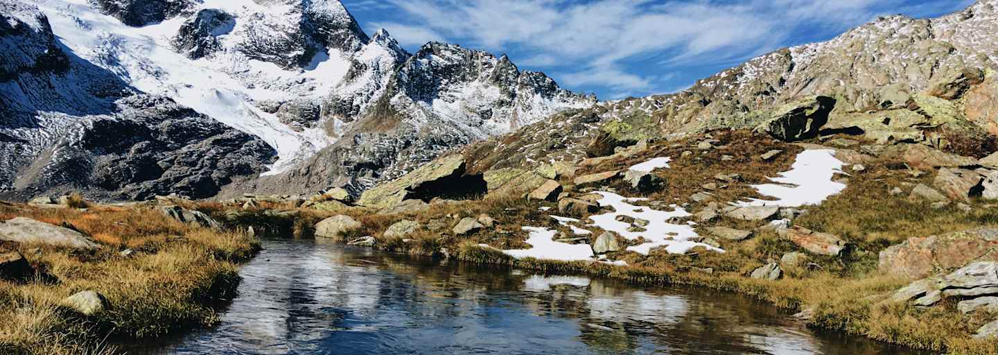 Tessin: Blick auf Bergektte und Bergsee