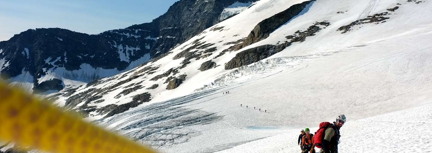 Angeseilt am Gletscher: Lange Abstände und gespanntes Seil.