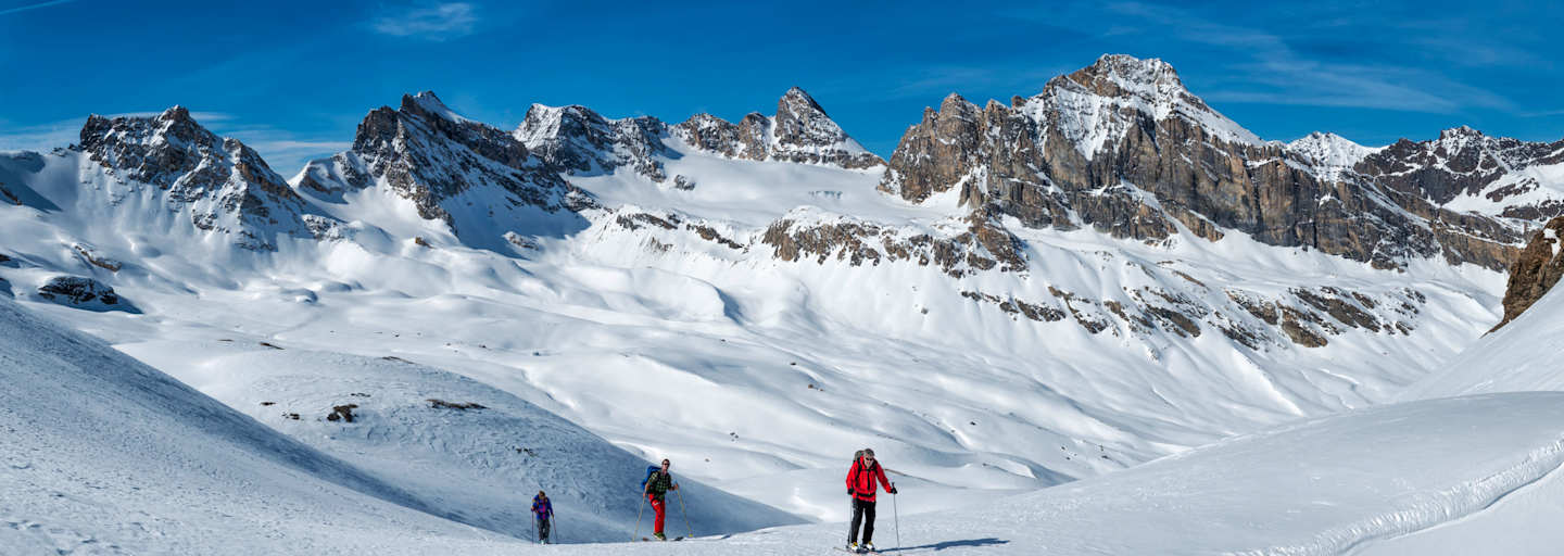 Skitourengeher im Aostatal in Italien