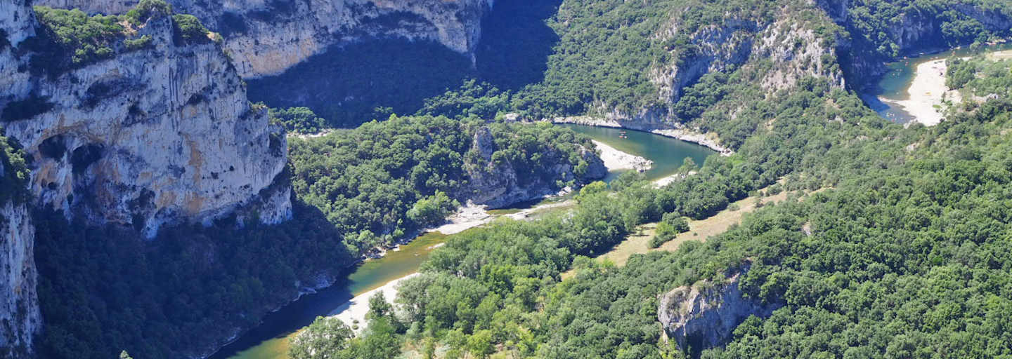 Auf 125 km schlängelt sich die Ardèche durch den gleichnamigen Naturpark.