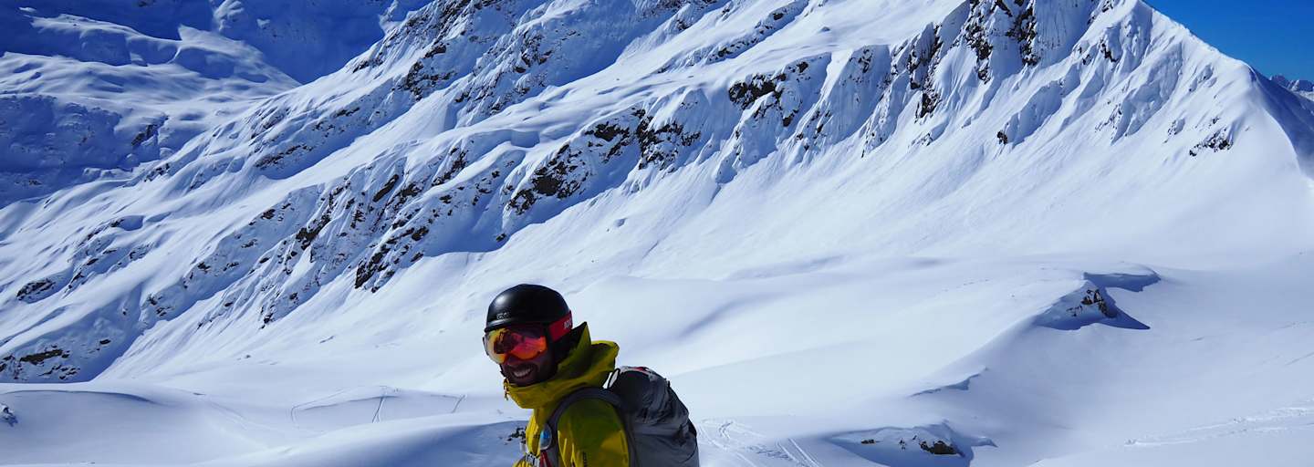 Wintersportler im Gelände: Freeriden am Arlberg