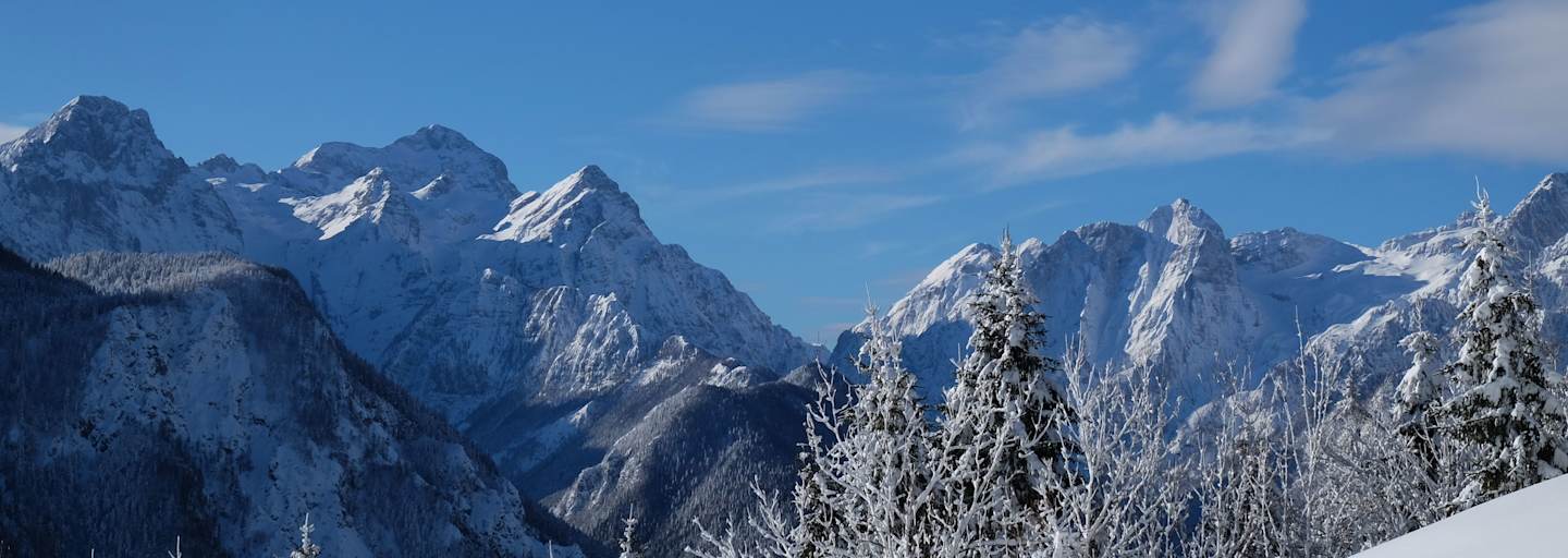 Skitour auf den Dovška Baba in Slowenien: Blick in die Julischen Alpen mit dem Triglav