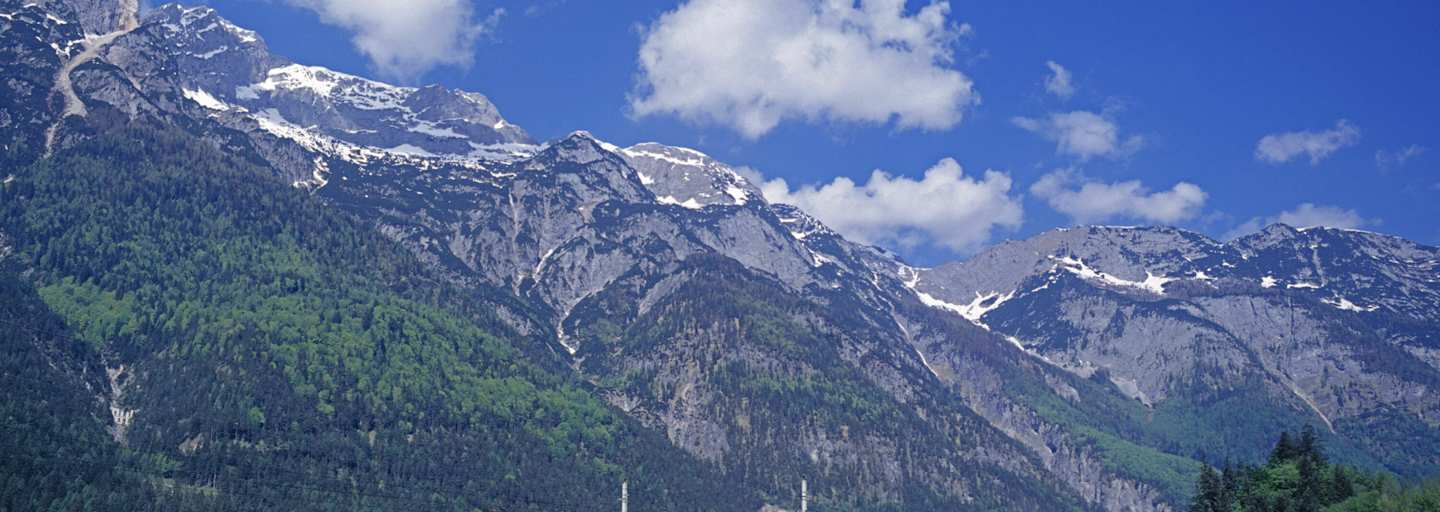 Zug vor Bergpanorama in Salzburg
