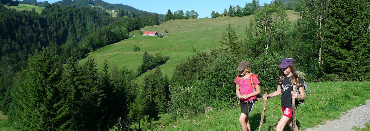 Die Kinder sind begeistert von den abwechslungsreichen Ausblicken über die Landschaft.