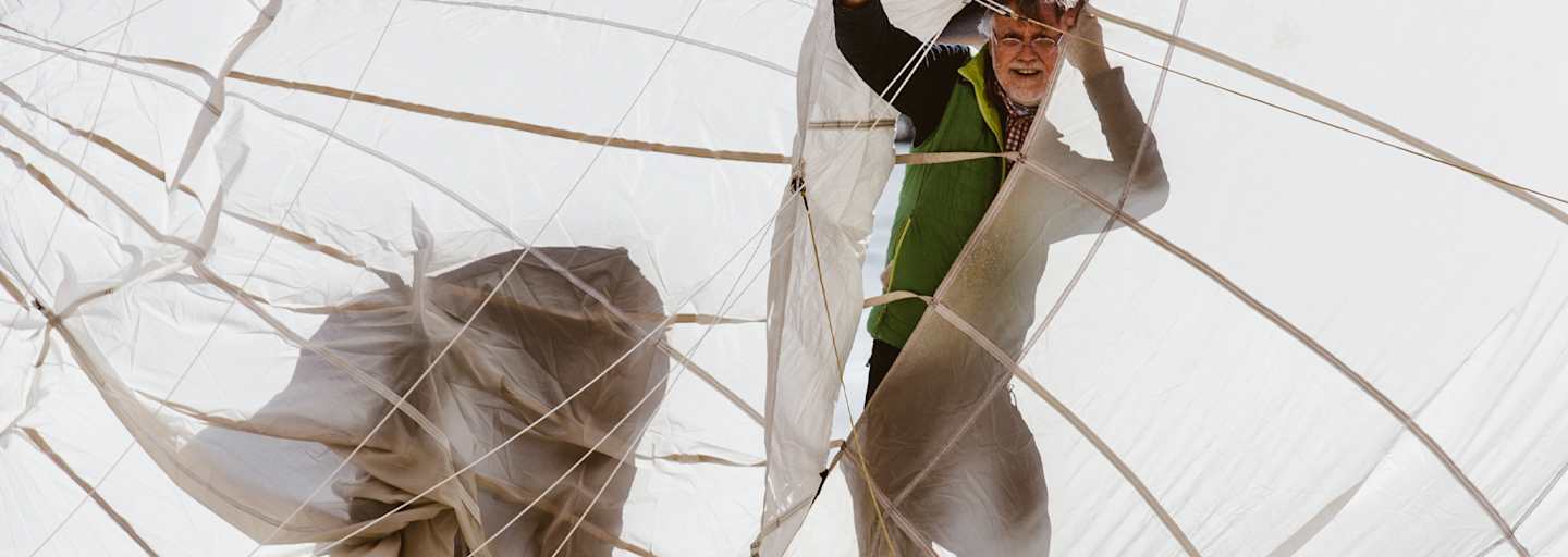 Wolfgang Nairz bereitet den Ballon vor.