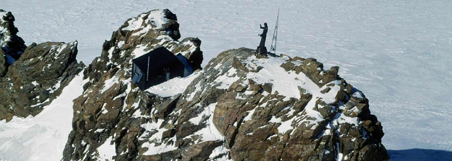 Balmenhorn im Monte-Rosa-Massiv mit Christusstatue und Biwak