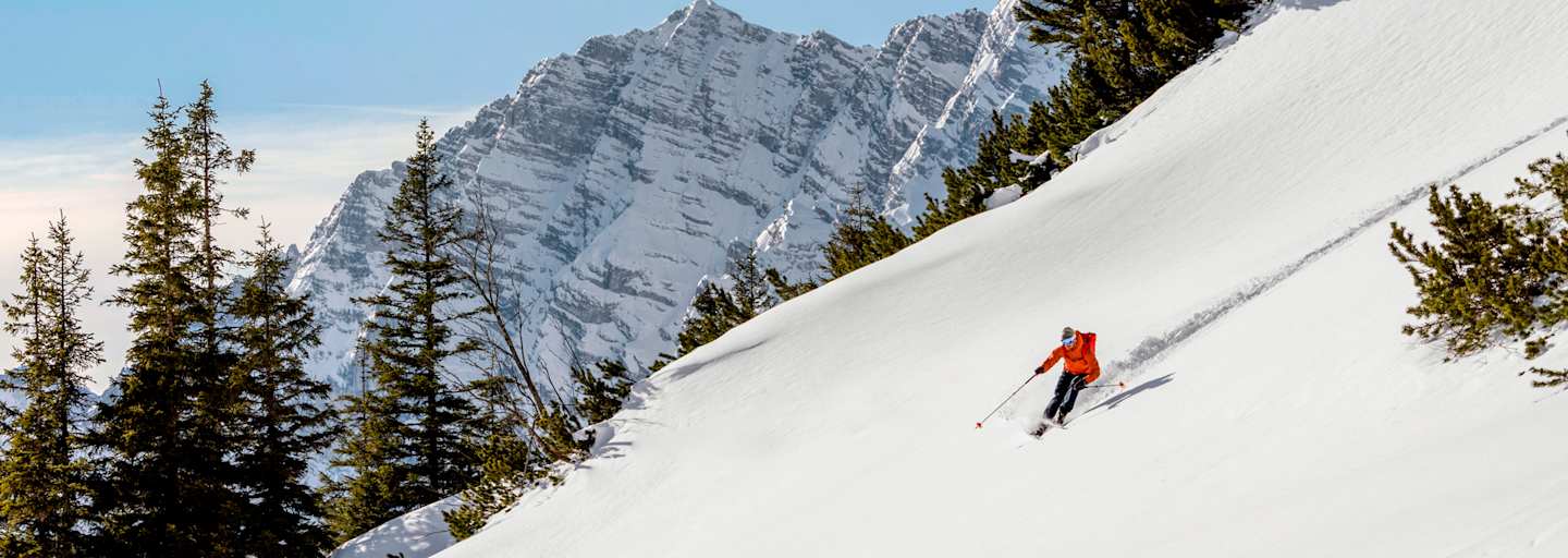 Schifahrer zieht die ersten Spuren im Neuschnee