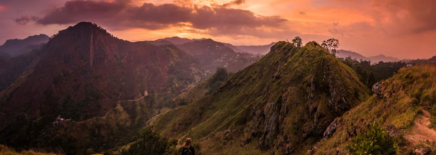Natur: Frau vor Bergpanorama