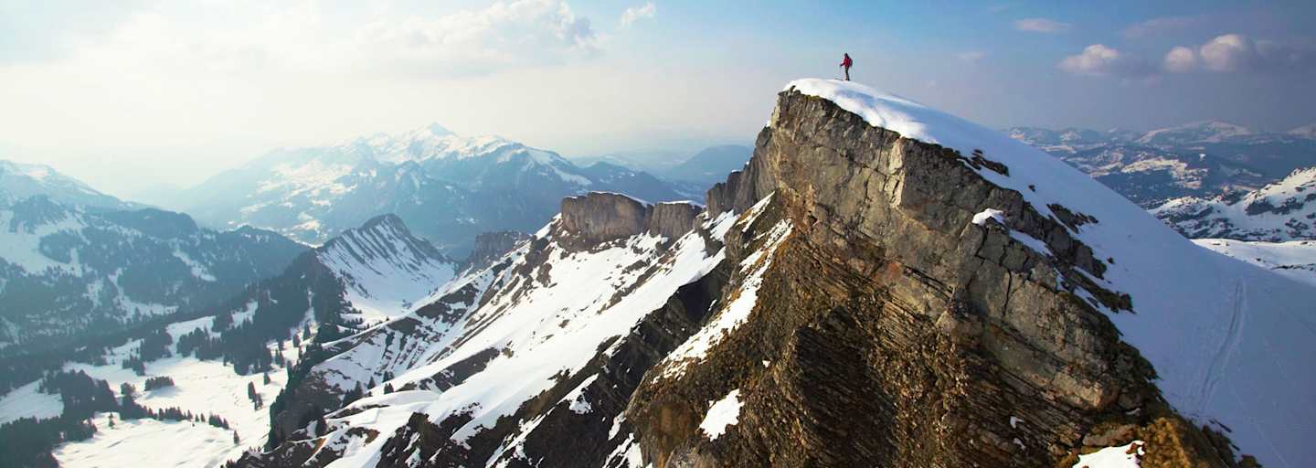 Österreich: Bergsteiger vor Alpenpanorama