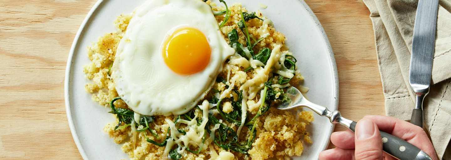 Riebelmais mit Rauke und Bergkäse