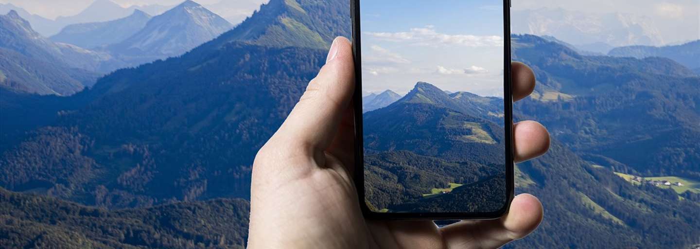 Smartphone in den Bergen