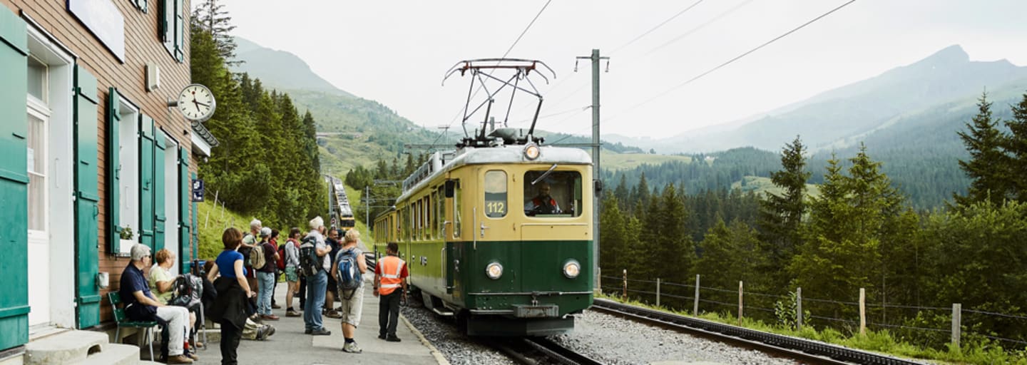 Öffentliche Anreise zur Wanderung mit der Bahn.