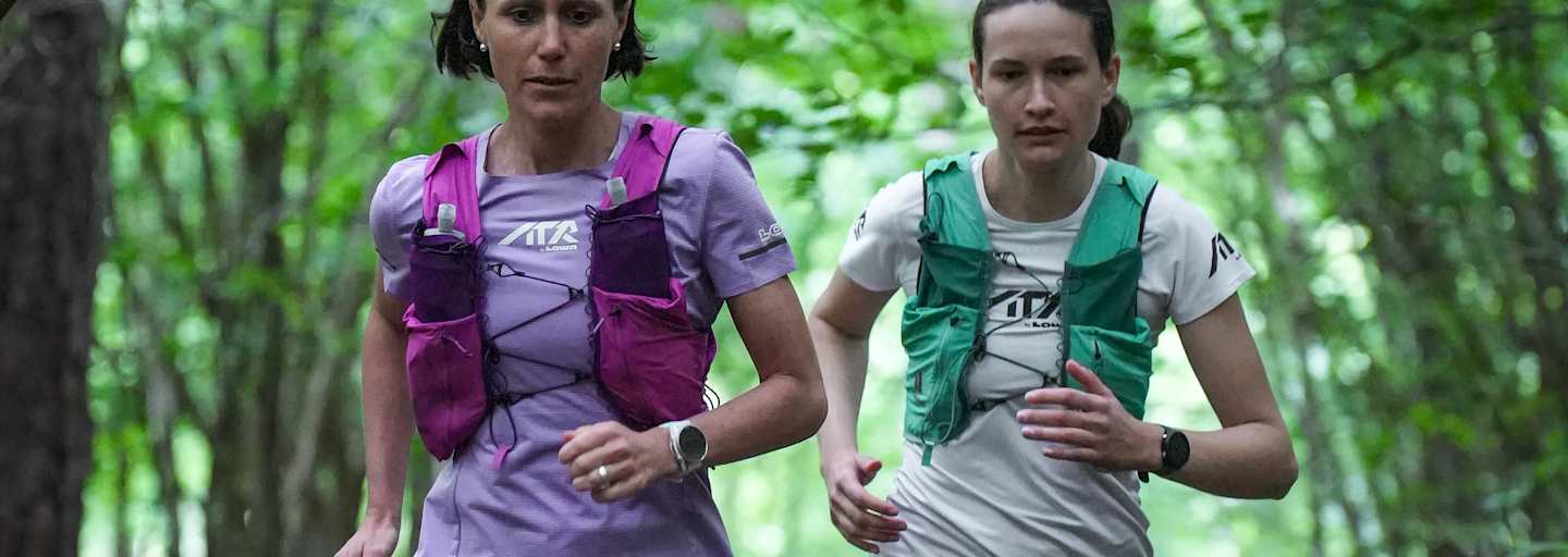 Sandra Saitner und Nici laufen im Wald.