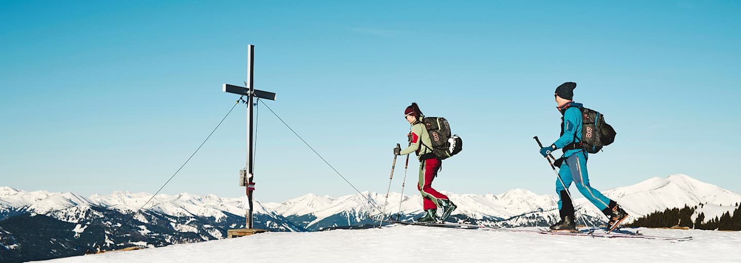 Ein Panorama wie aus dem Bilderbuch präsentiert sich Skitourengehern am Gipfel des Rosenkogel. Als Höhepunkt und idealer Fotospot wartet das Gipfelkreuz.