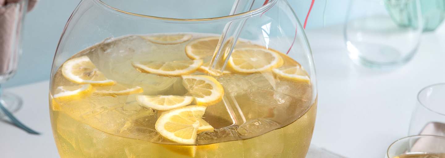 Die Waldmeisterbowle ist eine traditionelles Getränk im Mai.