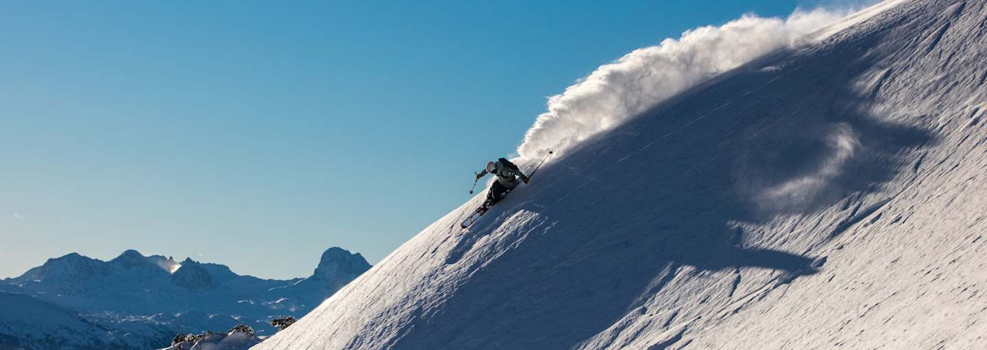 Skifahrer im freien Gelände