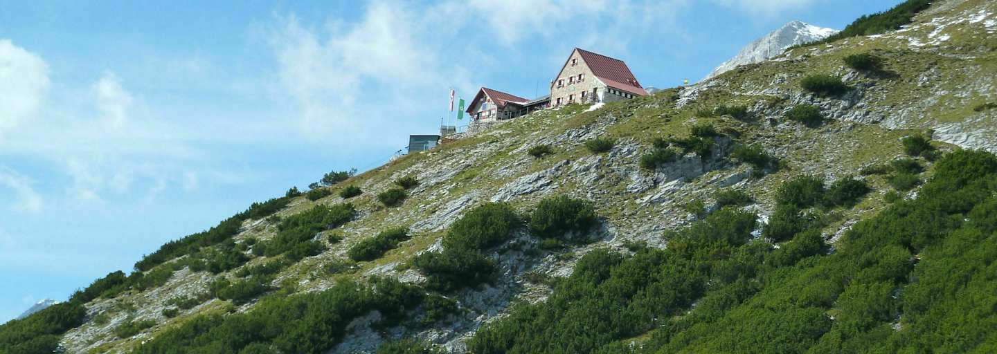 Die Bettelwurfhütte thront über dem Inntal.
