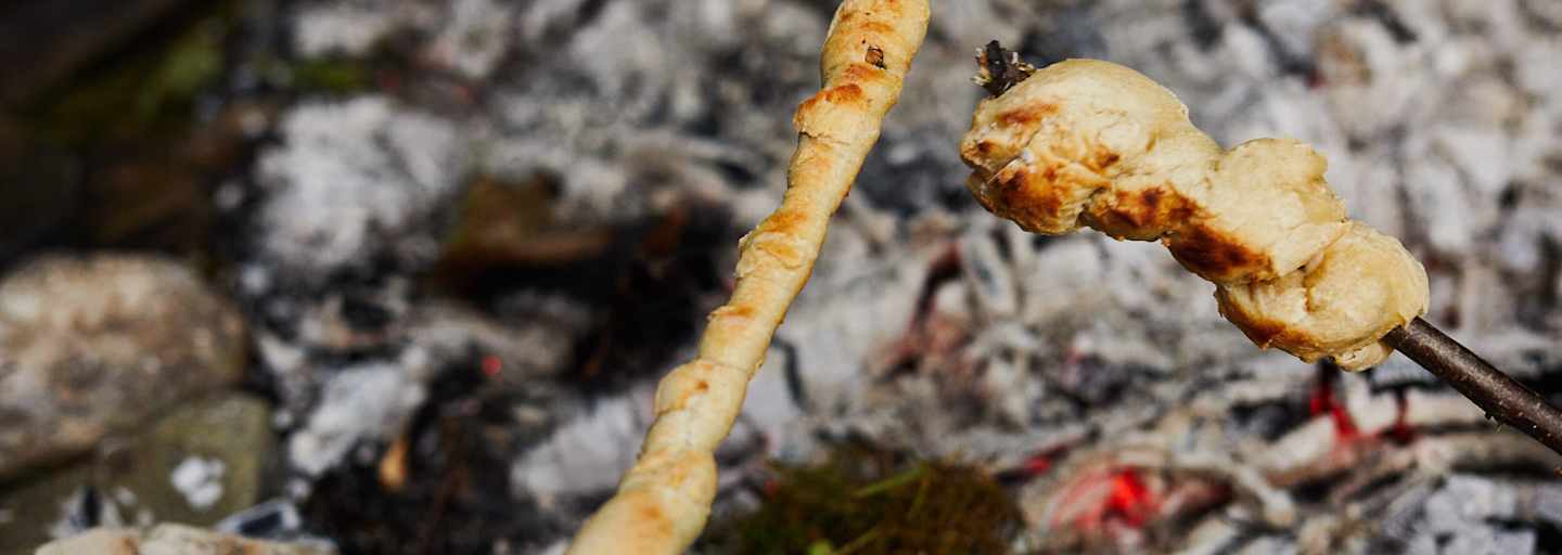 Den Teig für circa 10 Minuten über der Glut grillen