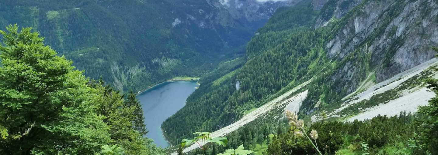 Blick von oben auf den Gosausee und die dahinter liegende Gosaulacke.