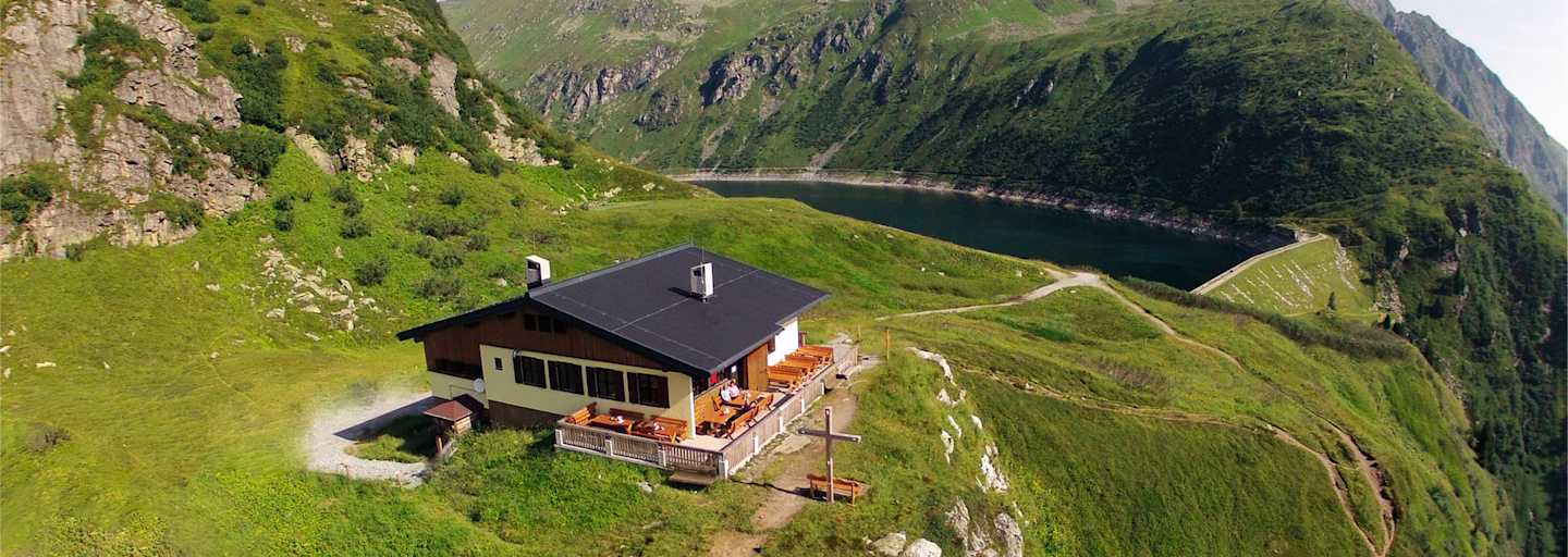 Bockhartseehütte mit See und Wiese